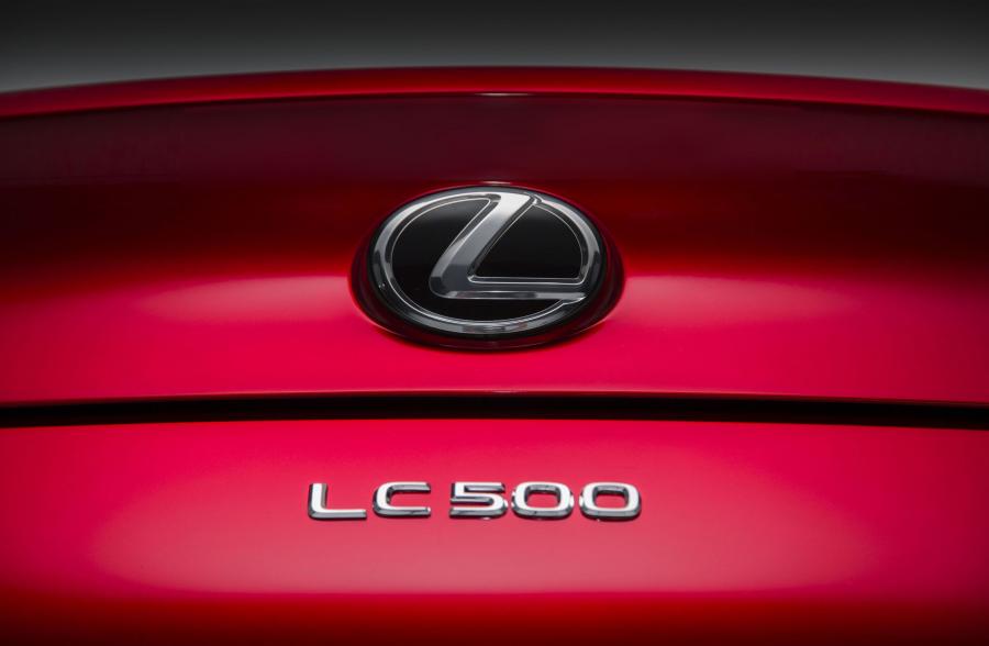 Логотип Lexus LC500 2016 года  (фото 53 из 74)